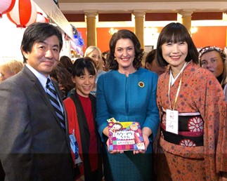 写真中央は、ナウセーダ大統領夫人。左側は山崎史郎前駐リトアニア日本国大使、右側は山崎裕子大使夫人。