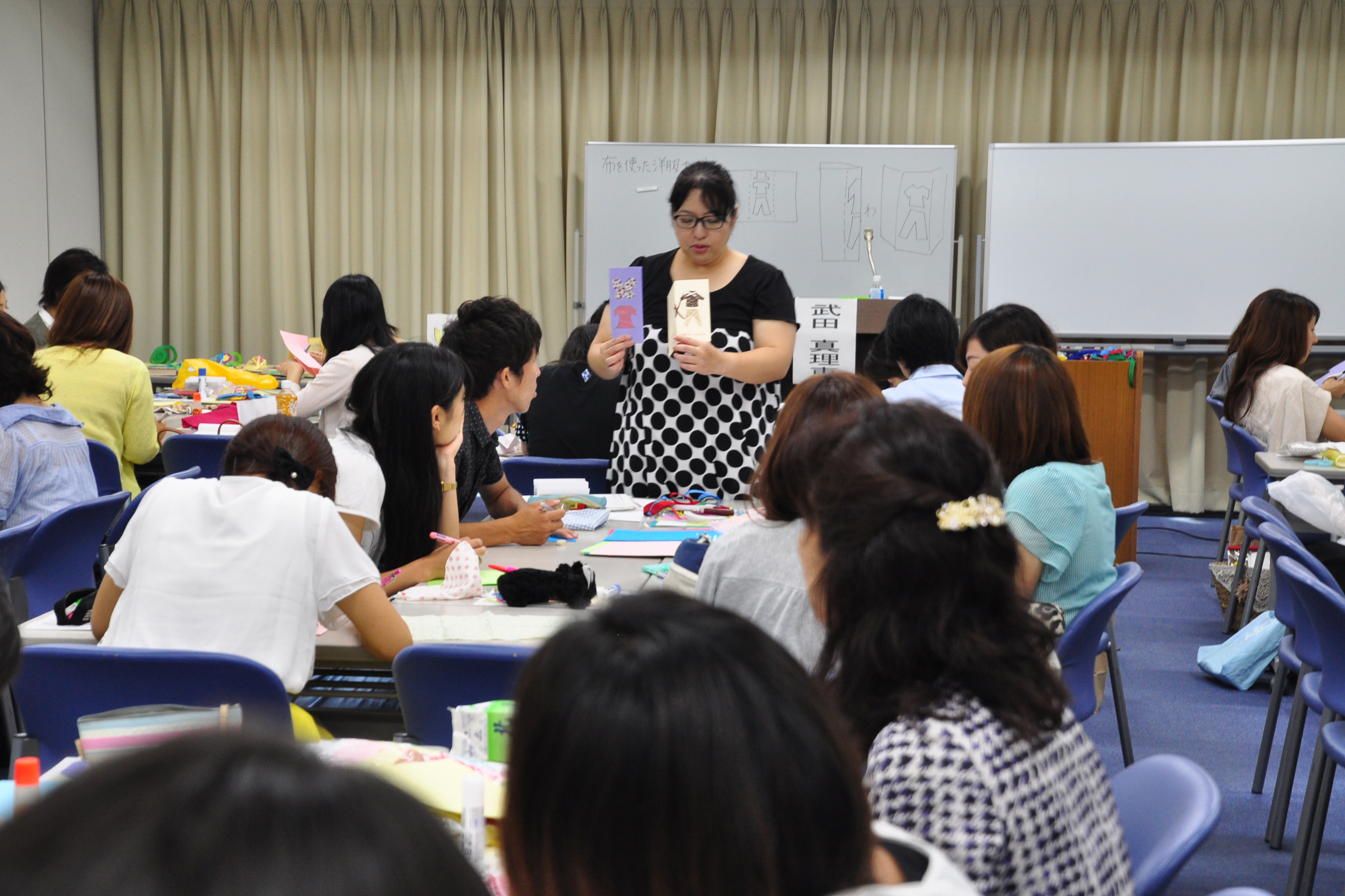 夏の芸術教育学校「秋から使える造形あそび」の様子